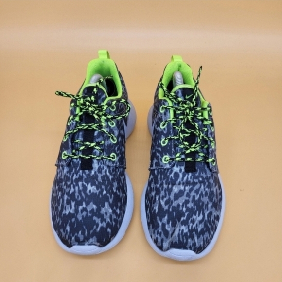 Nike Roshe Run Women's Gray Running Shoes Size 6.5 - Picture 2 of 7